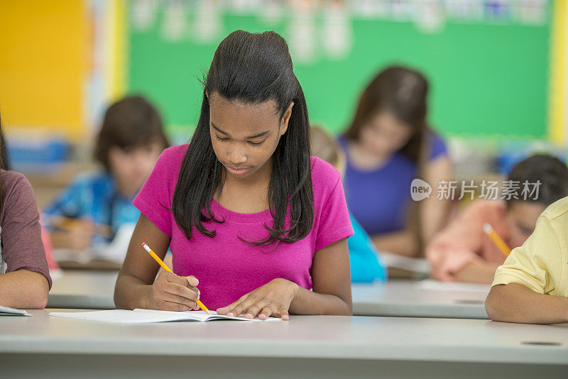 年轻女孩在学校考试