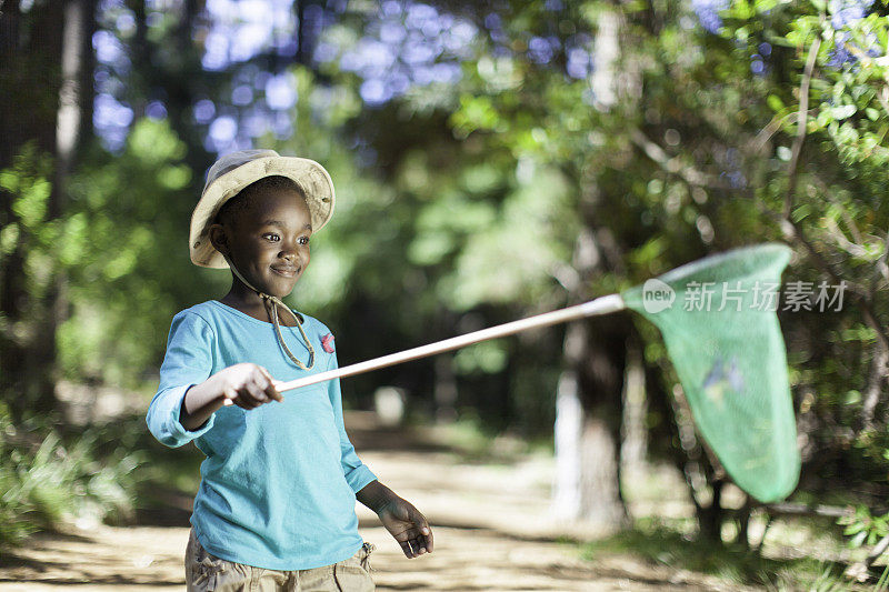 一个非洲小孩手里拿着渔网