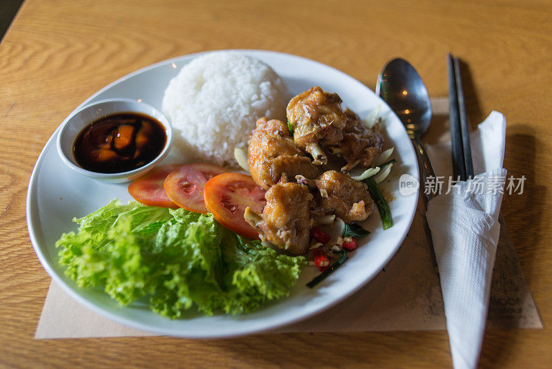 炸鸡配沙拉和米饭是亚洲餐厅的特色菜