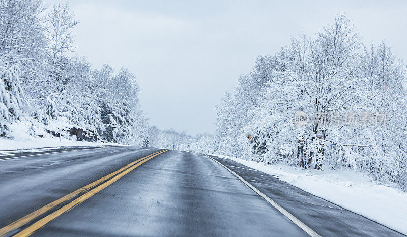 在乡村冬季暴风雪公路上超速行驶
