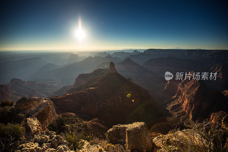 早晨，阳光照进大峡谷