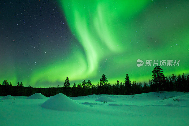 芬兰拉普兰，冬日雪地上的北极光