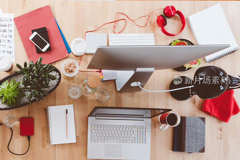 创业办公室的办公桌