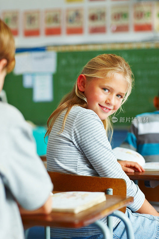 女学生在教室里向后看