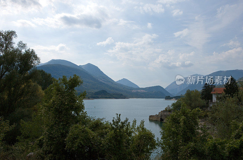 依山傍天的湖景