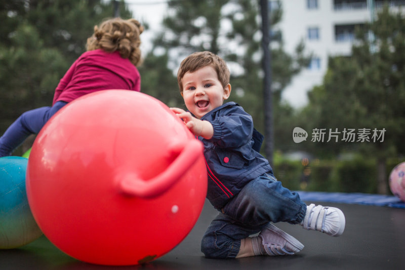 孩子们在蹦床上玩得很开心