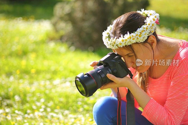 女子拍摄春花