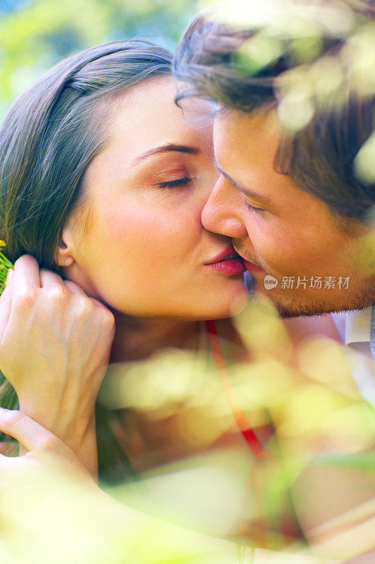 年轻夫妇享受接吻