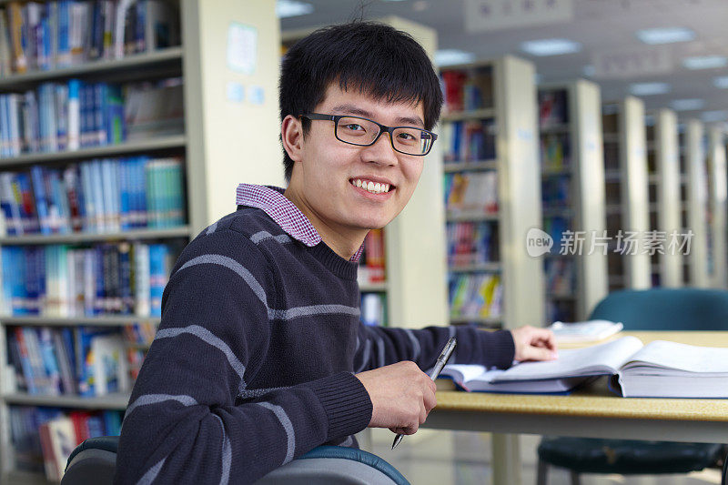 在图书馆的男大学生