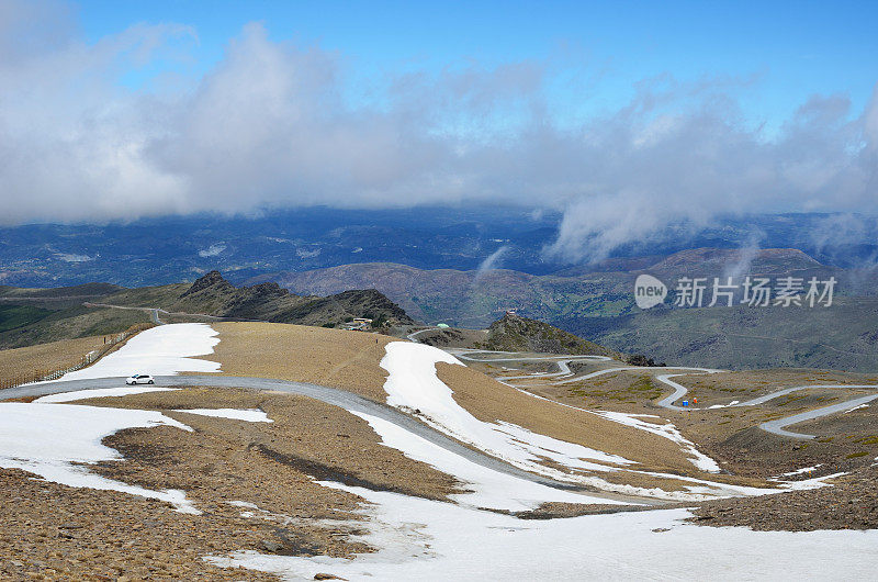 蜿蜒的山路在春天内华达山脉