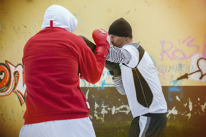 东欧贫民窟的城市户外拳击训练
