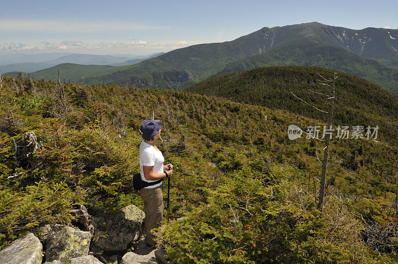 妇女徒步旅行和看美丽的风景