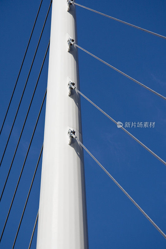 悬索桥的缆索和白柱