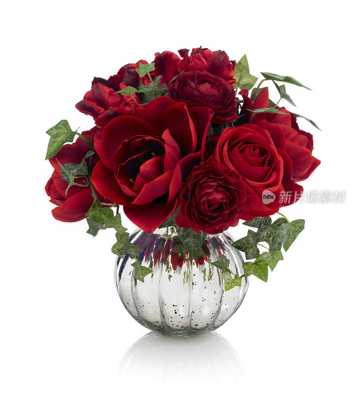白色背景上的红色孤挺花、玫瑰和郁金香花束