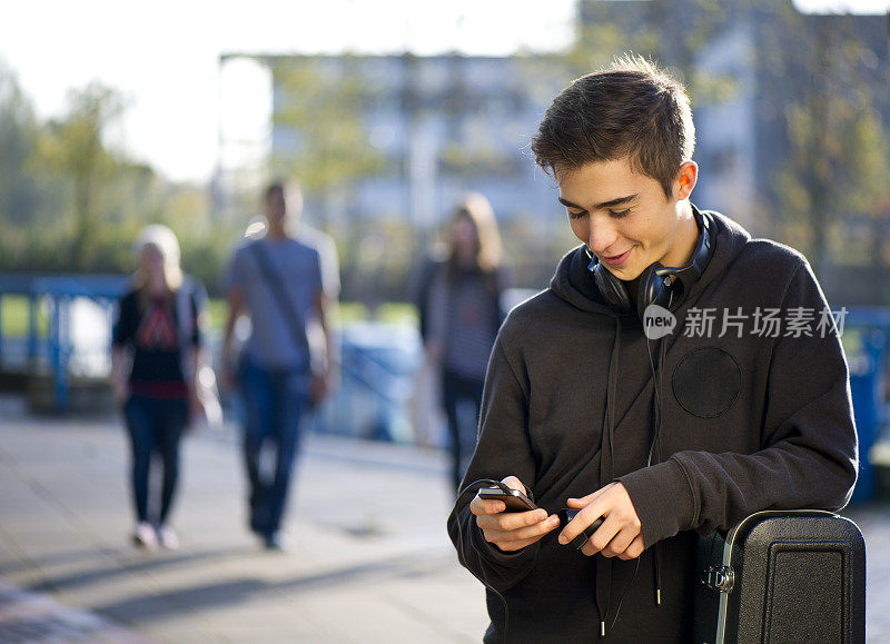 学生等待朋友