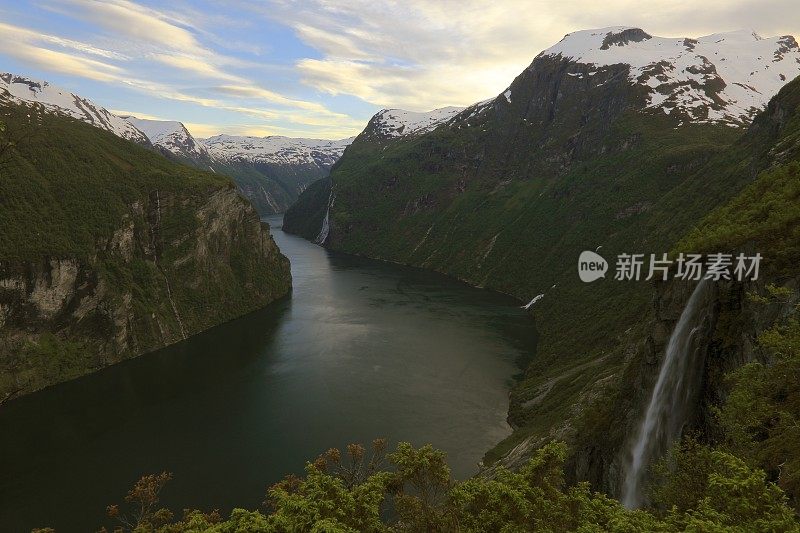 Geiranger峡湾在戏剧性的日落，瀑布长曝光，挪威