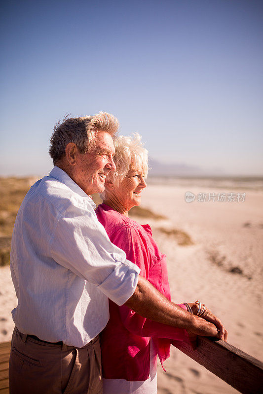 海滩上一对快乐的退休夫妇