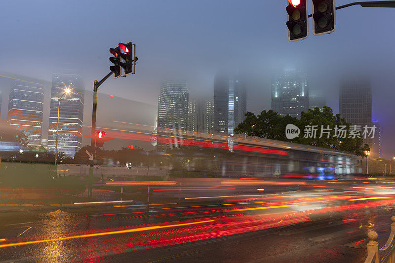 上海夜间交通繁忙。中国