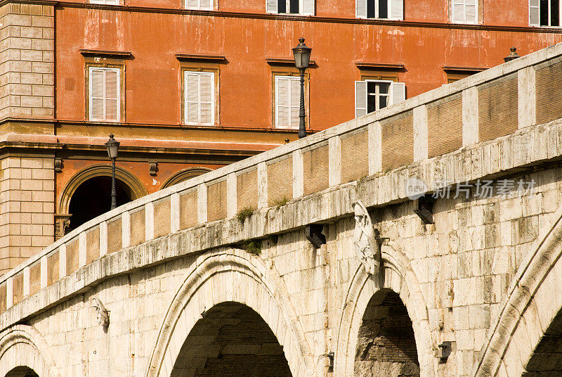 意大利罗马的西斯托桥和充满活力的橙色宫殿(特写)