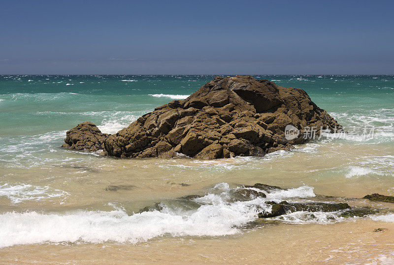 金秋海滩，岩石和大西洋