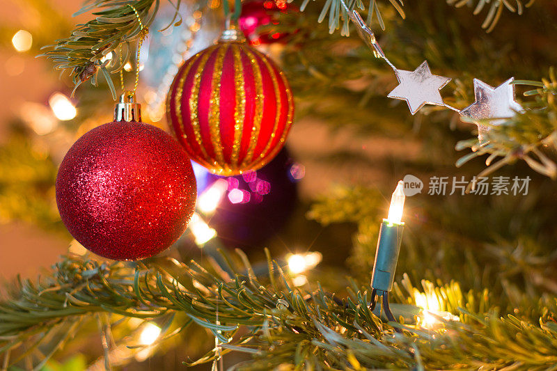 圣诞树上的装饰物和彩灯
