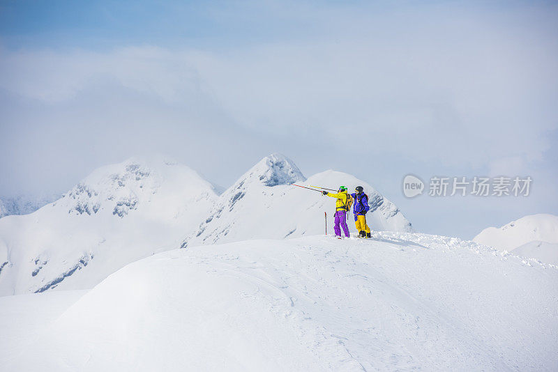 雪地里的男滑雪者