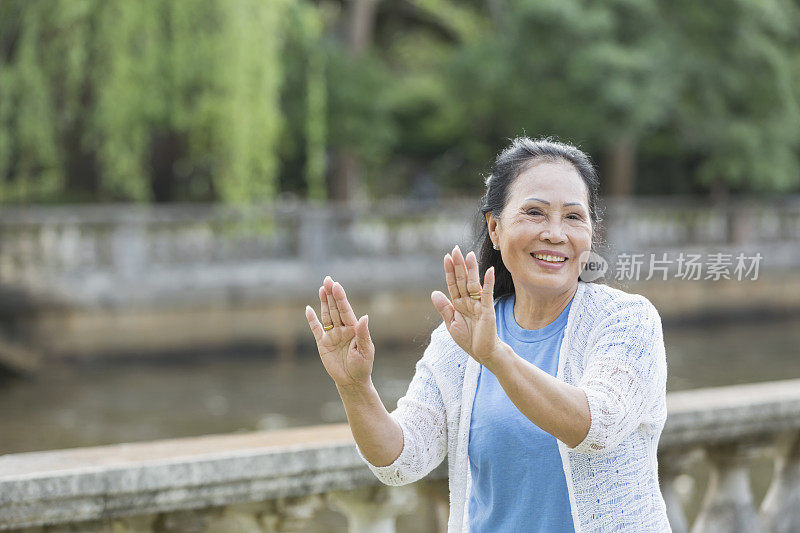 年长的亚洲女人在打太极