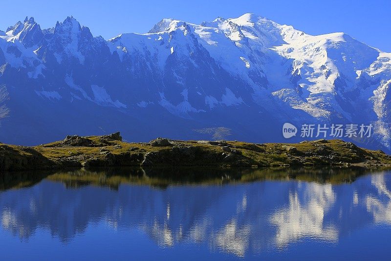 勃朗峰，田园诗般的瑞士切舍里湖倒影，夏蒙尼，法国阿尔卑斯山