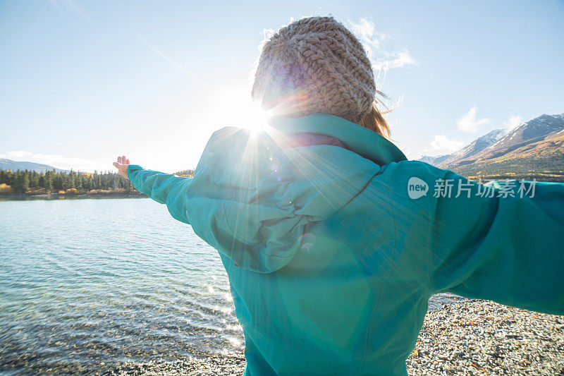 年轻开朗的女人享受着大自然的自由