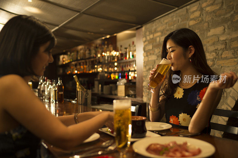 在饭店里吃得很好吃的女人