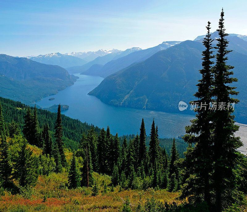 荒野山地湖