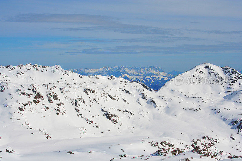 齐勒塔尔-白色的冬天在阿尔卑斯山的景象