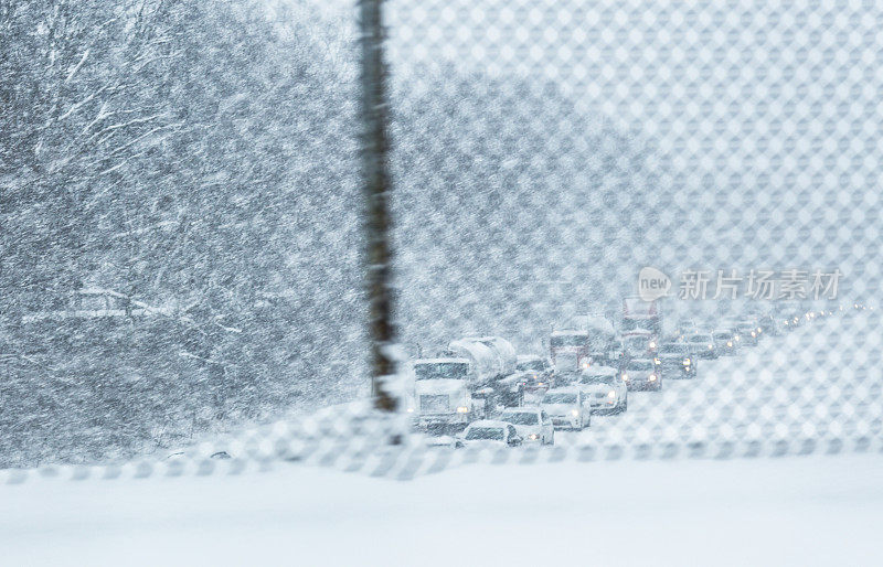 冬季暴风雪高速公路交通堵塞
