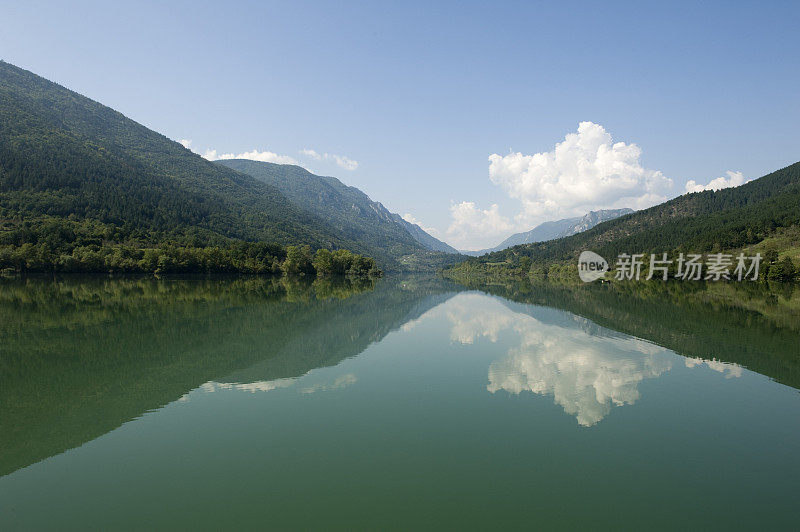 德里纳河位于波斯尼亚和黑塞哥维那，四周群山环绕