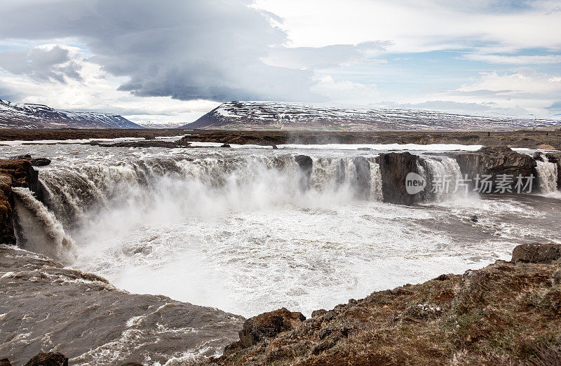 冰岛的Godafoss，一个典型的瀑布