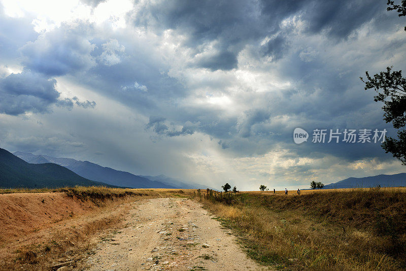 暴风雨前戏剧性的天空