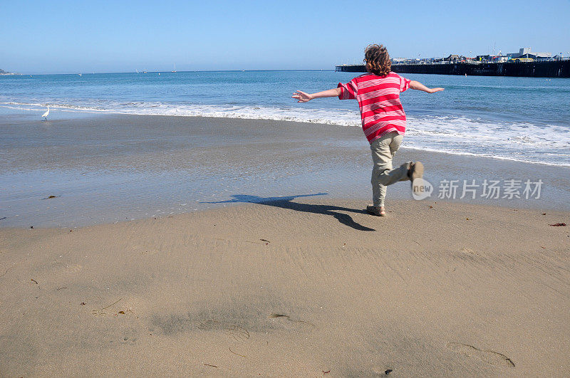 男孩在加州海滩上跑步