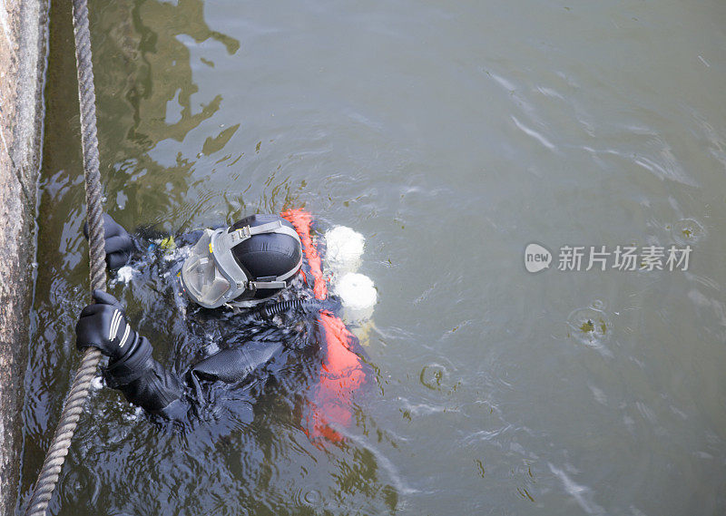 潜水员浮出水面。