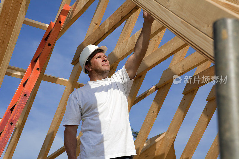 建筑工地木框架屋顶检查