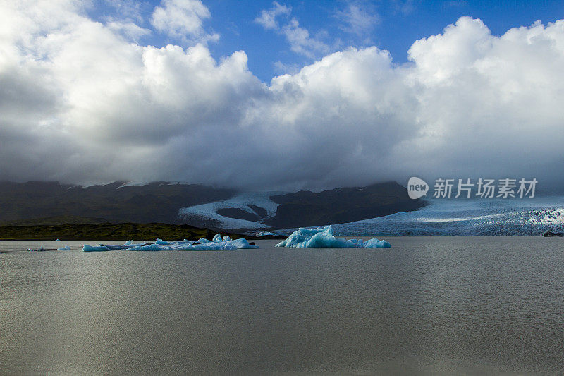 冰川泻湖中冰山的风景