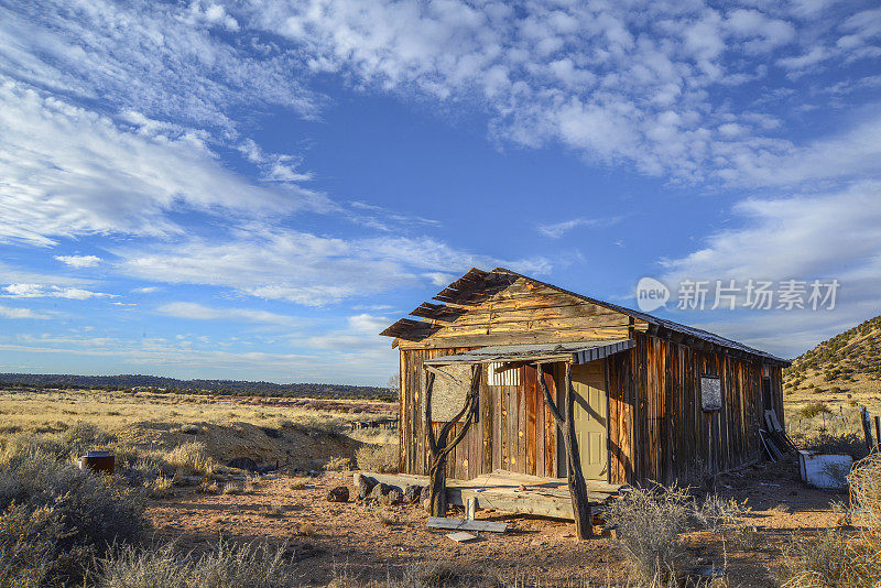沙漠废弃的小屋
