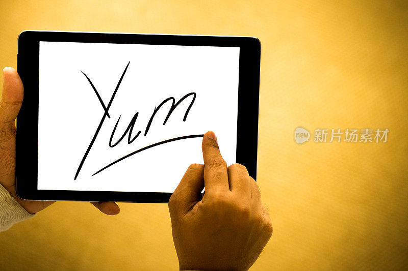 在数字平板电脑上输入“Yum”