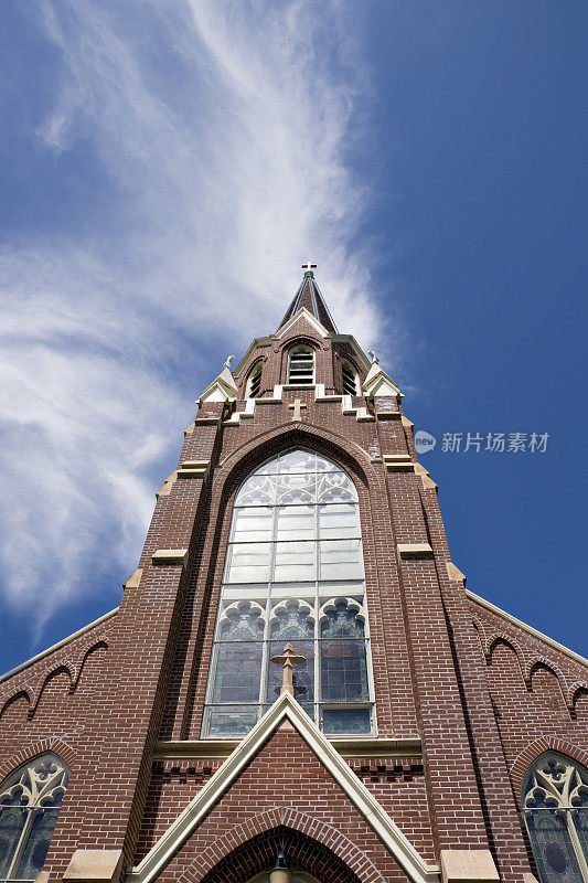 教堂的尖顶和缕缕云彩