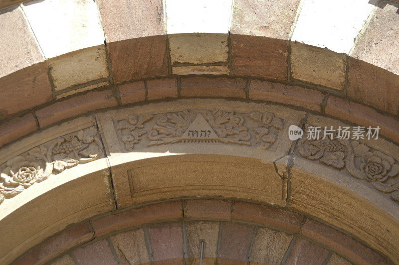 上帝的希伯来语名字镌刻在圣达菲大教堂入口处