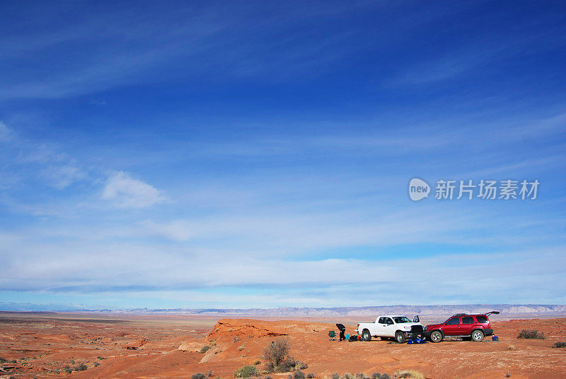 沙漠风景，越野车和皮卡