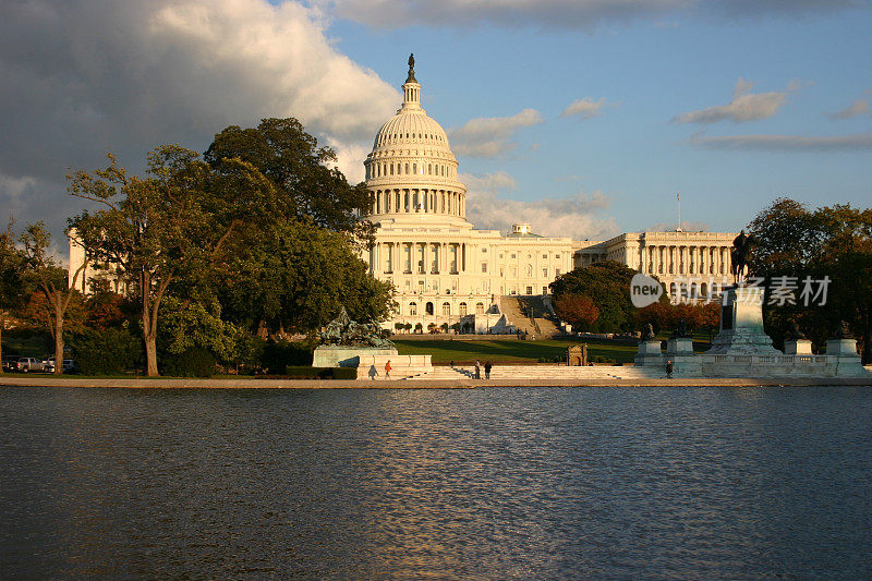 即将到来的乌云笼罩着美国华盛顿特区的国会大厦