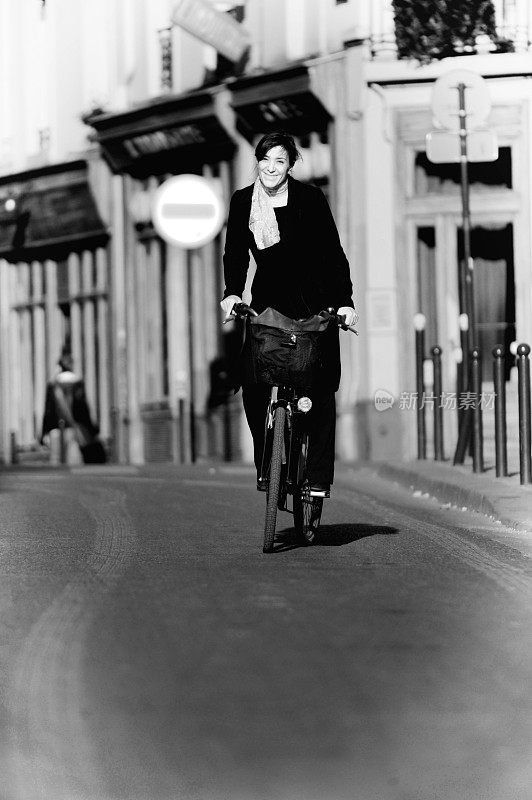 法国巴黎骑自行车的女人