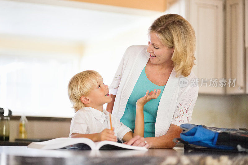母亲帮助儿子做家庭作业