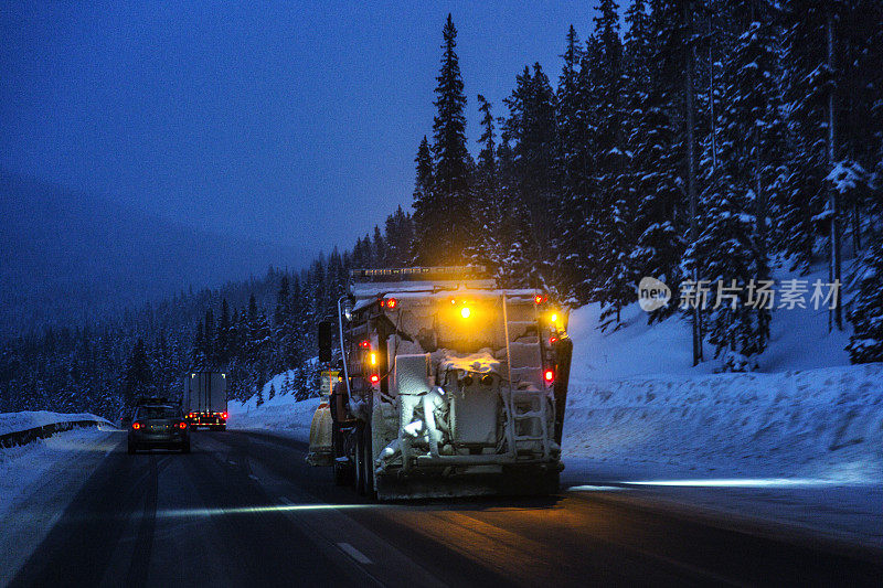 落基山脉扫雪车在科罗拉多70号州际公路上工作