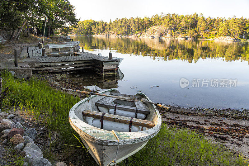 夏初的早晨，瑞典斯德哥尔摩群岛的一艘旧船